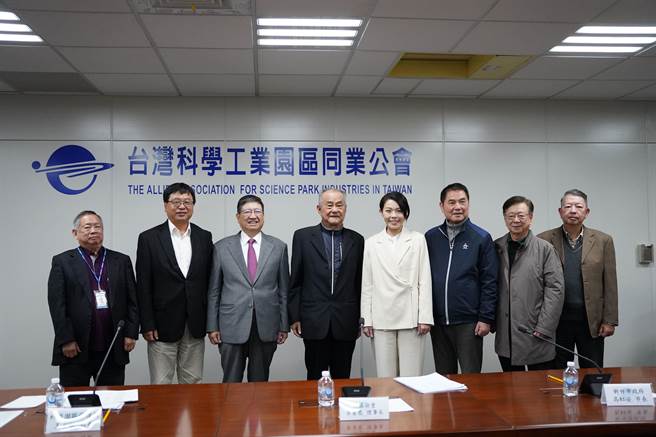台湾科学工业园区科学工业同业公会23日下午举办园、县、市共好高峰会，邀请竹竹苗首长及园区人士讨论交通议题。（新竹县府提供／邱立雅竹县传真）