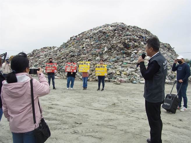 云林县口湖乡协助水林乡转运垃圾，口湖乡内却堆积7200公吨垃圾未去化。（张朝欣摄）