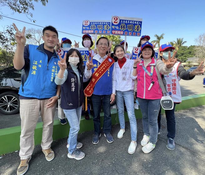 国民党最美发言人、也是青年的代表李明璇（前排右二），特别到南投帮林明溱（中）加油！（取自林明溱脸书）