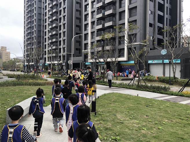 新北市八里区观海大道附近有处轮胎胎工厂在今(23)日下午1时52分发生火警，不过由于现场有大量黑烟窜出，邻近的大崁国小立即将全校师生640人全数疏散至上风处的空地以及社区，确保人员均安。(黄敬文翻摄)