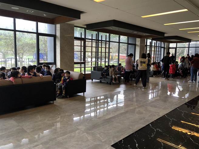 师生疏散到社区内部。(黄敬文翻摄)