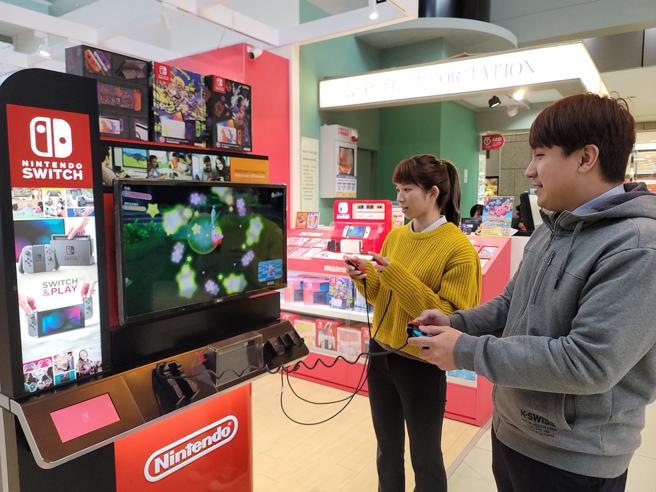 远百板桥中山GAME休閒馆玩游戏免费，还有专人指导破关技巧。（远百提供）