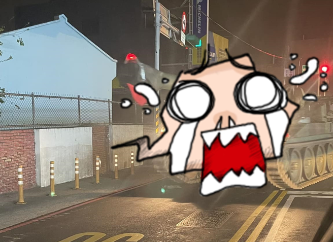 网友深夜在路上目击一辆军方移防时，有辆「庞然大物」在大马路上，笑说「台湾路上想要存活开这个准没错」，有人认出是M110-A2自走炮。（翻摄自脸书「爆废公社」）