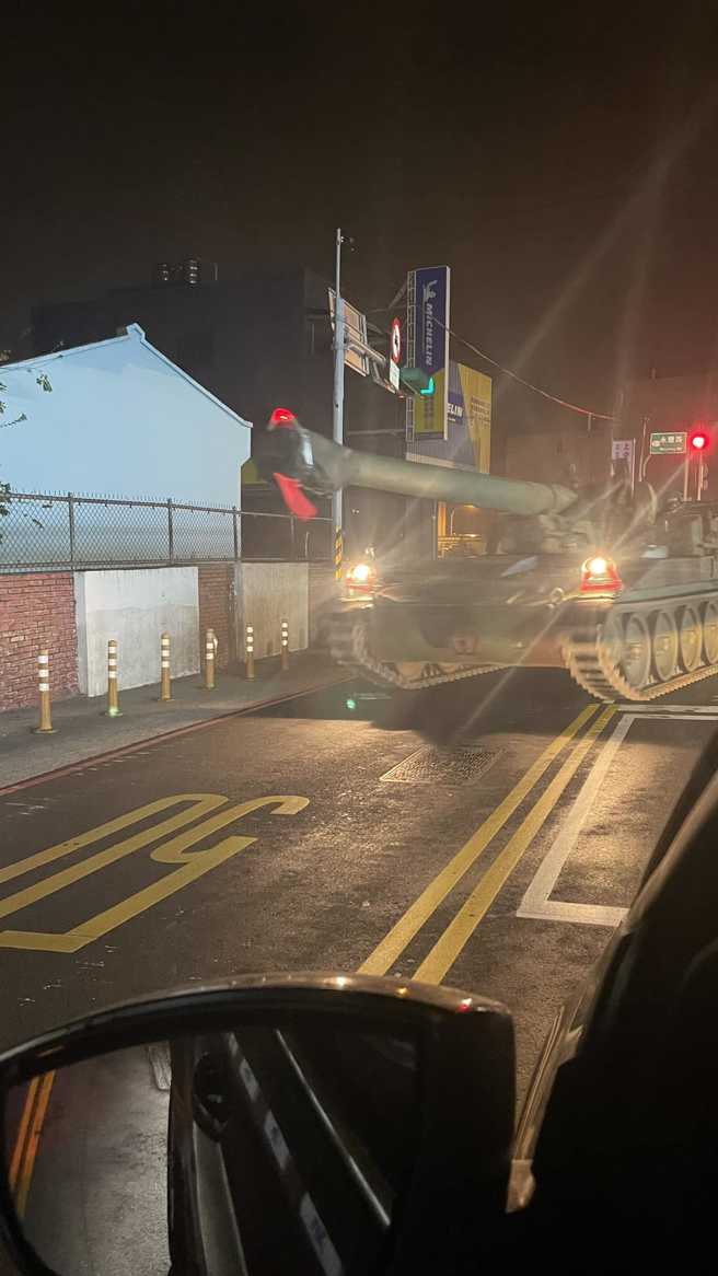 网友深夜在路上目击一辆军方移防时，有辆「庞然大物」在大马路上，笑说「台湾路上想要存活开这个准没错」，有人认出是M110-A2自走炮。（翻摄自脸书「爆废公社」）