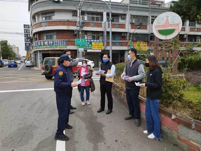 乌日警分局分局长尤启南日前再率员针对近期高肇事路口仔细会勘寻求改善策略，力求降低交通事故发生。（乌日警分局提供／潘虹恩台中传真）