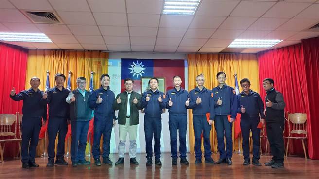 台中市大台中警察之友会乌日办事处副主任卢国裕22日利用分局召开联合勤教，至分局颁发侦破刑案及勤、业务工作奖励金，肯定员警在维护治安及交通顺畅的努力与辛劳。（乌日警分局提供／潘虹恩台中传真）