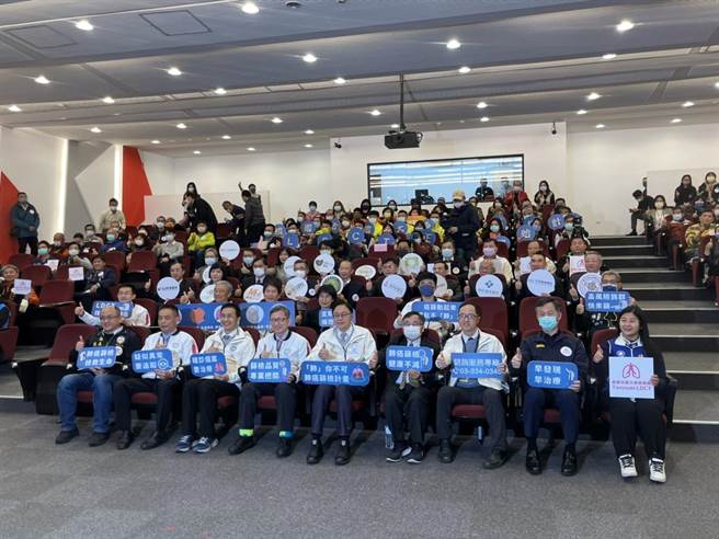 「桃园市扩大肺癌筛检」今天举行启动记者会，宣布自3月1日起开放符合资格的民眾申请。（陈梦茹摄）