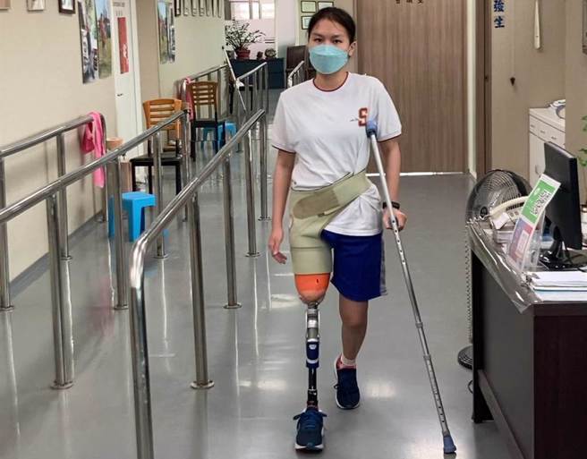 新兴高中学生蒋瑮渂罹患罕见癌症仍不放弃学业，积极参与标靶治疗，期间2度復发甚至将右脚截肢，在她的坚持下这次学测考取54级分。（蒋瑮渂提供／陈梦茹桃园传真）