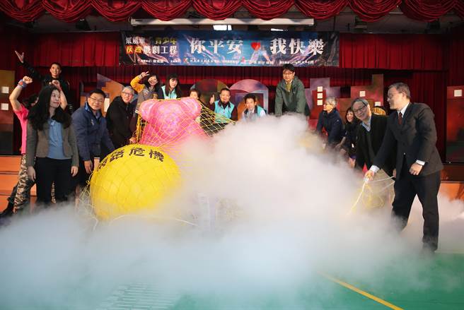 纸风车青少年反毒剧场国小版首演记者会在北市双园国小举行，教育部学生事务及特殊教育司长吴林辉（右）、法务部保护司副司长陈佳秀（左）、纸风车文教基金会董事长李远（小野）（右二）及纸风车文教基金会执行长张敏宜（右三）等嘉宾共同参与反毒仪式。(陈怡诚摄)