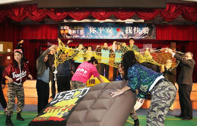 纸风车青少年反毒剧场国小版首演记者会在北市双园国小举行，教育部学生事务及特殊教育司长吴林辉（右）、法务部保护司副司长陈佳秀（左二）、纸风车文教基金会董事长李远（小野）（右二）及纸风车文教基金会执行长张敏宜等嘉宾共同参与反毒仪式。(陈怡诚摄)