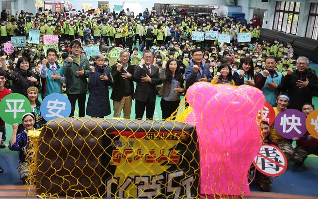 纸风车青少年反毒剧场国小版首演记者会在北市双园国小举行，教育部学生事务及特殊教育司长吴林辉（二排右七）、法务部保护司副司长陈佳秀（二排右六）、纸风车文教基金会董事长李远（小野）（二排左五）及纸风车文教基金会执行长张敏宜（二排左）等嘉宾共同参与反毒仪式。(陈怡诚摄)