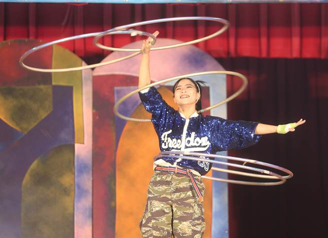 纸风车青少年反毒剧场国小版首演记者会在北市双园国小举行，团员拿出压箱宝的表演技巧争取学童的目光。(陈怡诚摄)