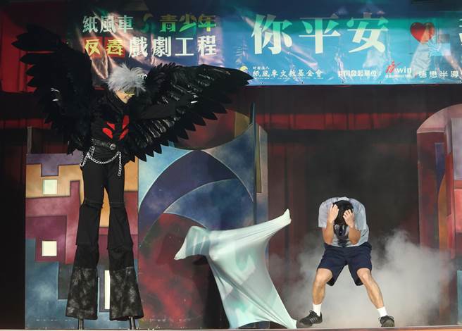 纸风车青少年反毒剧场国小版首演记者会在北市双园国小举行，该剧团演出「少年浮士德」宣导校园霸凌、学生受到外界影响吸毒及在老师劝戒与校安人员介入，将毒品赶出校园。(陈怡诚摄)