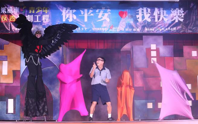 纸风车青少年反毒剧场国小版首演记者会在北市双园国小举行，该剧团演出「少年浮士德」宣导校园霸凌、学生受到外界影响吸毒及在老师劝戒与校安人员介入，将毒品赶出校园。(陈怡诚摄)