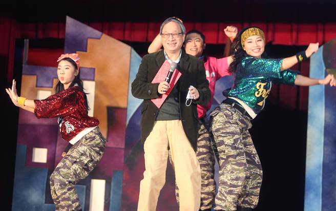 纸风车青少年反毒剧场国小版首演记者会在北市双园国小举行，毕业于双园国小的纸风文教基金会董事长李远（中）一同参与表演。(陈怡诚摄)