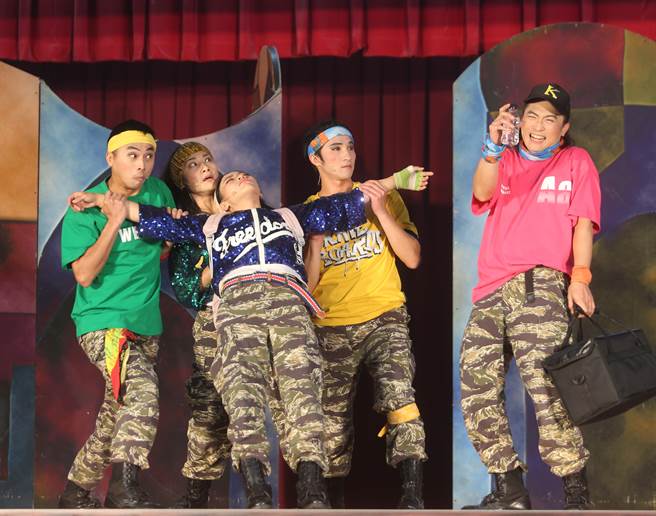 纸风车青少年反毒剧场国小版首演记者会在北市双园国小举行，纸风车剧团针对国小中高年级制作全新「你平安 我快乐」反毒戏剧，以戏剧代替教科式宣导，提醒学童拒绝来路不明的饮料，以免陷入吸毒的深渊。(陈怡诚摄)