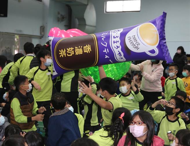 纸风车青少年反毒剧场国小版首演记者会在北市双园国小举行，现场双园国小学童参与滚动反罢凌、以香浓奶茶包装的毒品等宣传气球，象徵纸风车「青少年反毒戏剧工程-拯救小小浮士德」正式启动。(陈怡诚摄)