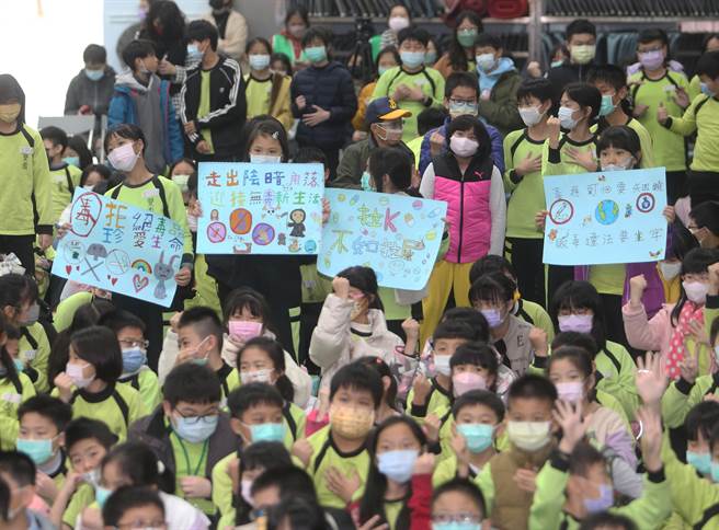 纸风车青少年反毒剧场国小版首演记者会在北市双园国小举行，双园国小学童自制反毒海报表达反毒的决心。(陈怡诚摄)