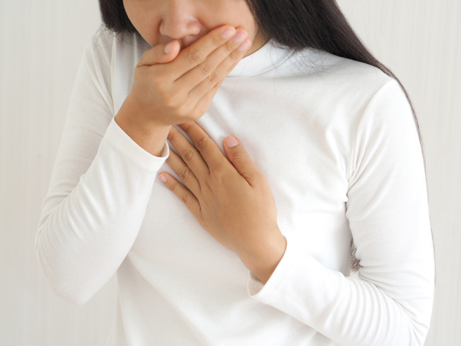 一名女子表示上班前自己都会有乾呕想吐的症状。（示意图／Shutterstock）