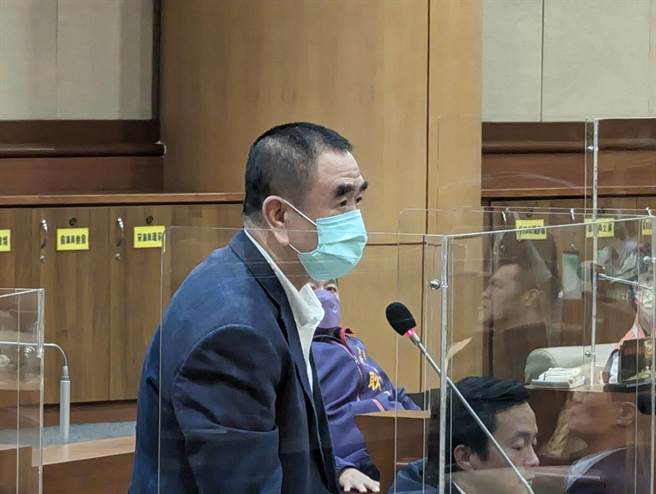 基隆市天外天復育公园去年堆置1.5万吨的焚化炉底渣，市议员蔡旺琏表示，为避免未来发生类似情事，望组成监督专案小组，介入市府后续与处理业者的议约。（张志康摄）