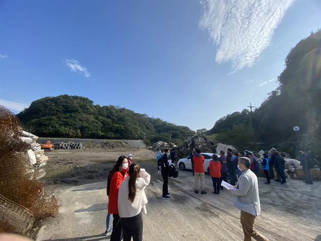 2月初基隆市议会会勘天外天復育公园旁原堆置底渣处。（翻摄照片／张志康基隆传真）