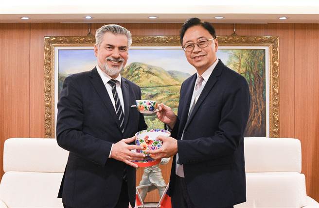 波兰台北办事处长高则叡今日拜会桃园市长张善政。(市府提供／蔡依珍桃园传真)