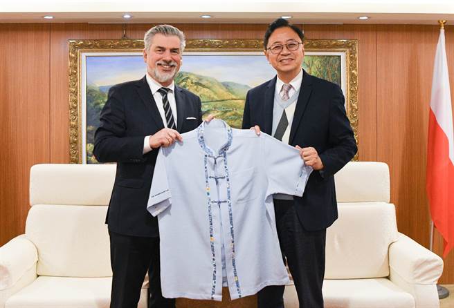 波兰台北办事处长高则叡今日拜会桃园市长张善政。(市府提供／蔡依珍桃园传真)