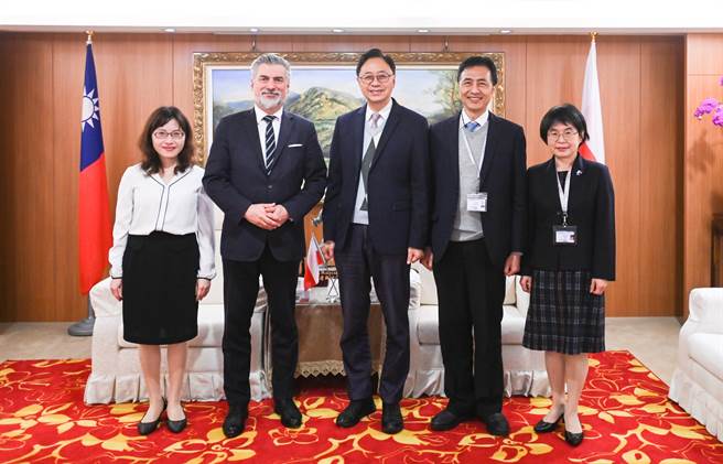 波兰台北办事处长高则叡今日拜会桃园市长张善政。(市府提供／蔡依珍桃园传真)