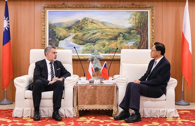 波兰台北办事处长高则叡今日拜会桃园市长张善政。(市府提供／蔡依珍桃园传真)