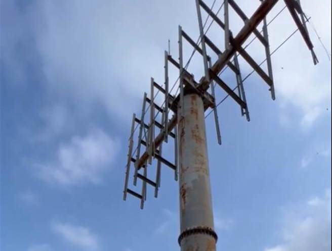 彰化大度桥T霸看板摇摇欲坠，铁条碰撞尖锐声响。（吴韦达提供／吴敏菁彰化传真）