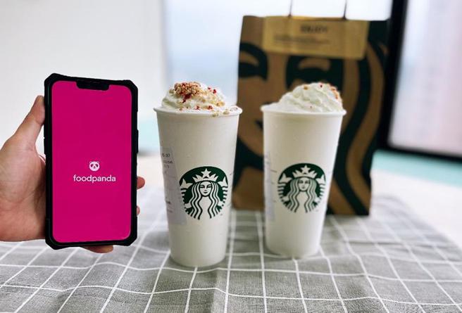 （foodpanda推228连假优惠，星巴克粉嫩新品「草莓派风味星冰乐」享77折优惠。图／foodpanda提供）