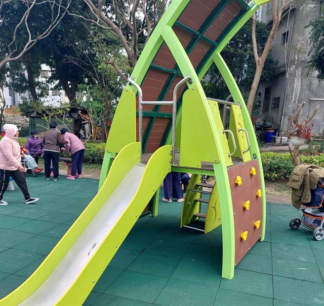 桃園市楊梅區瑞溪公園因遊具不符安全規定，區公所去年8月開始整修並於近日重啟，但家長卻發現園內溜滑梯的樓梯太直，恐有安全疑慮。（民眾提供／蔡明亘桃園傳真）