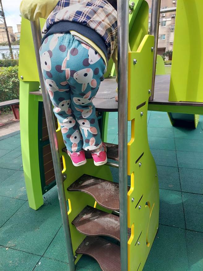 桃園市楊梅區瑞溪公園內兒童遊具經歷半年整修，2月中旬竣工啟用，但民眾質疑溜滑梯樓梯太直恐有安全疑慮，公所回應遊具皆符合安全標準。（民眾提供／蔡明亘桃園傳真）