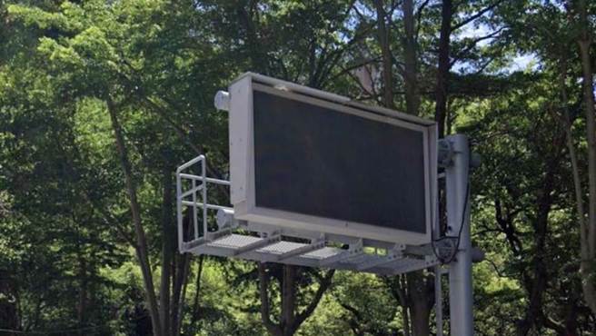 民眾抱怨故障的电子看板有碍市容。（民眾提供）