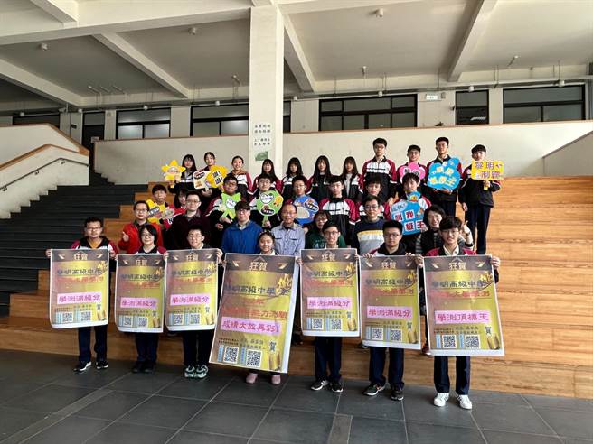 校长罗家强表示，学测成绩只是一个筛选标准，接下来会鼓励同学在学习歷程忠展现个人特色。（黎明高中提供／张毓翎台南传真）