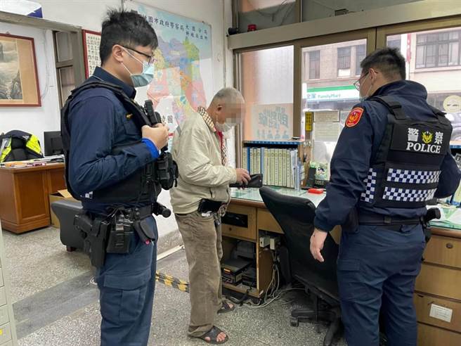 桃園觀音一名76歲呂姓老翁昨日弄丟錢包緊急報案求助。（翻攝照片／蔡明亘桃園傳真）