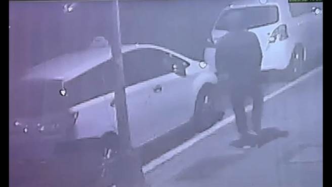 蔡姓惯窃陆续在北市砸毁13台车窃取财物。（警方提供）