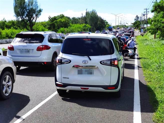 228假期将至，屏东警察局因交通问题严阵以待，为避免塞车，此次一改以往调拨车道的方式，南下调拨路段照旧，但北上调拨路段改从枫港开始。（民眾提供／谢佳潾屏东传真）