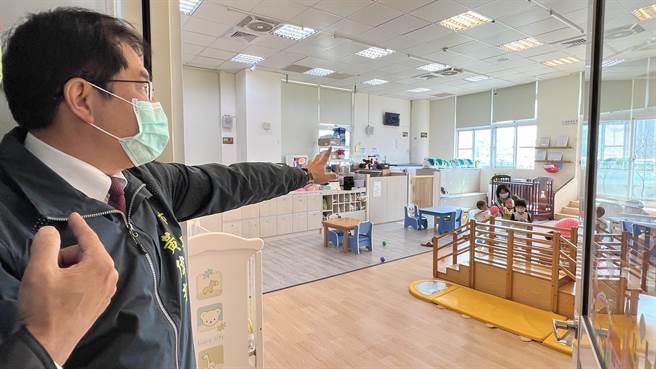 台南市新市区三里公设民营托婴中心23日开幕，台南市长黄伟哲（左）出席并参观内部环境。（张毓翎摄）