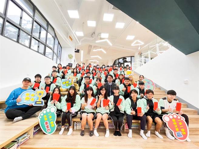 新竹市成德高中112年学测成绩亮眼，国文与社会科有满级分的同学，单科达顶标达69人次，校方也预期今年繁星有机会在稳健中再成长提升。（成德提供／陈育贤新竹传真）