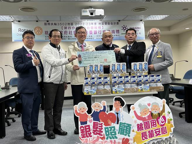 桃园龙山扶轮社吴浚程社长(左起)、社会局陈宝民局长、王明鉅副市长、国际扶轮3502地区第四分区郑其华助理总监、桃园东北扶轮社彭久铭社长、大溪扶轮社张有仁社长。(蔡依珍摄)