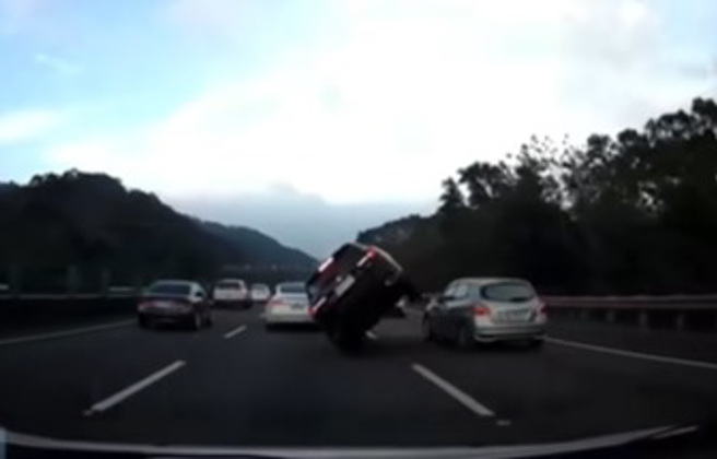 有驾驶行经国道3号时，突然有辆休旅车疑超车失控，整辆车呈现「侧翻45度」，并用仅剩的2轮行驶约3秒后，才平安的落地。（翻摄自爆料公社公开版）