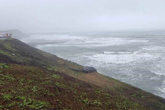 当时海巡人员在岸边巡逻时，发现有辆轿车突然衝出道路，滑落道路旁的边坡。(黄敬文翻摄)