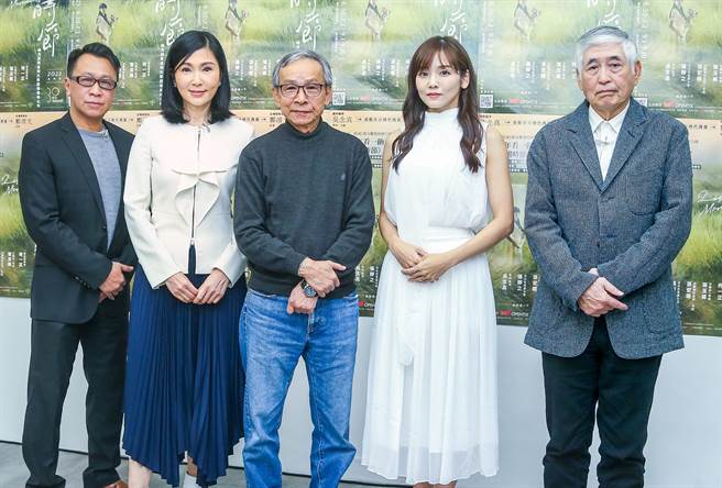 导演吴念真率游安顺、张玉嬿、张静之、柯一正出席绿光创艺《清明时节》全新卡司读剧记者会。（粘耿豪摄）