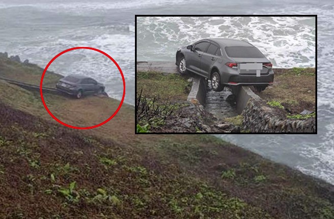新北市万里区台二线旁的国圣埔凉亭附近，在今(23)日下午4时24分发现有辆轿车突然衝出道路，卡在海边的水泥排水道，仅差一点就整车落海。(合成图／黄敬文翻摄)