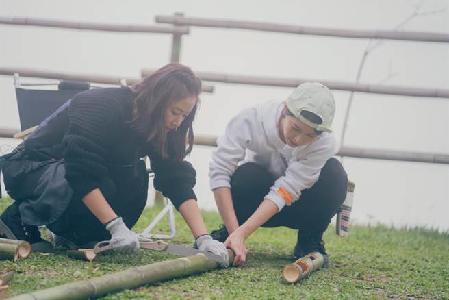 林心如（左）与江宜蓉合力锯竹子。（TVBS提供）