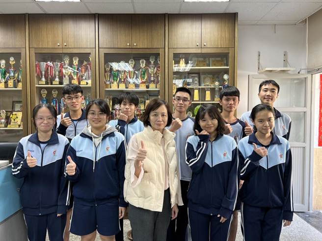 学测成绩出炉，东港高中的「留校升学」效益再次奏效，此次考取50级分以上的学生有10人，全部都是「留校升学生」。（东港高中提供／谢佳潾屏东传真）