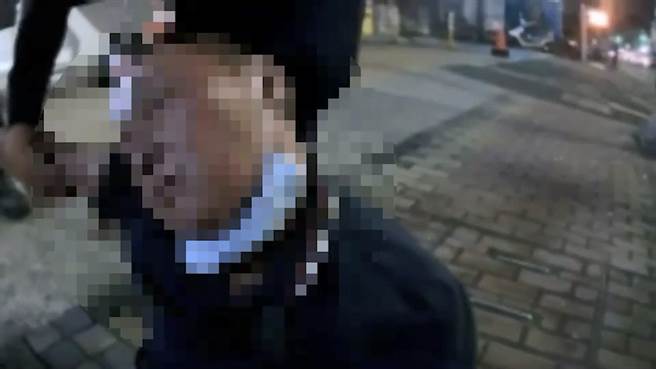 新北市57岁陈姓男子22日深夜疑似因酒醉自摔撞到头，结果救护人员协助其送医后还遭殴伤，遭警方依刑法妨害公务、伤害罪嫌法办。(黄敬文翻摄)