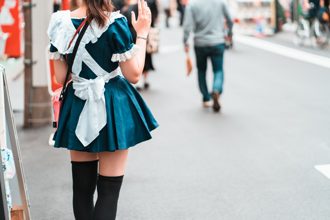 有人妻在网上抱怨，婚后被老公逼「角色扮演」、「穿女仆装」，甚至还要学「汪汪叫」，遭受羞辱的她很想离婚。（示意图/shutterstock）