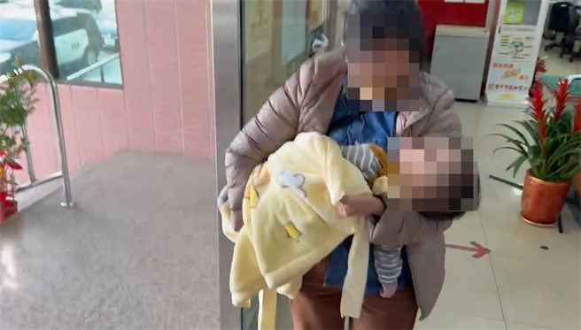 一名男婴的阿嬷跟姑姑抱着他到派出所求救，警方立即开车助送医。（警方提供／张亦惠台中传真）